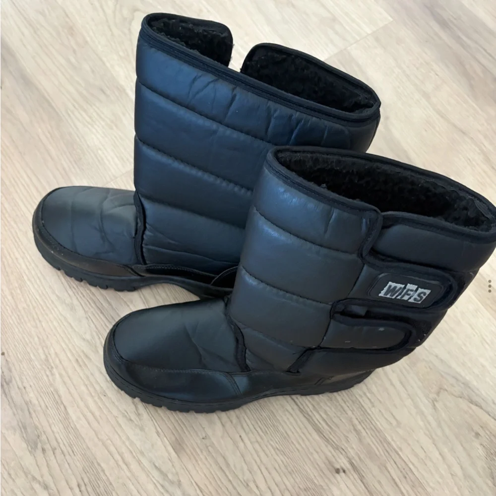 WFS Black Winter Boots size 7 Straps  new condition world famous sports
